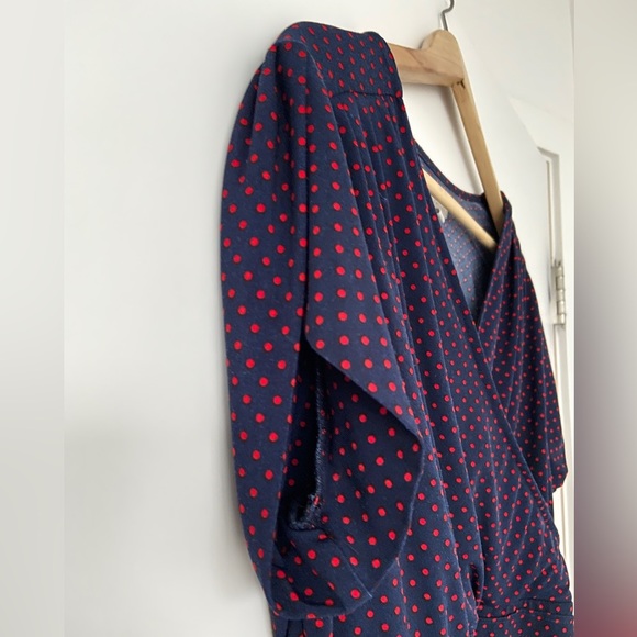 CAROLYN TAYLOR NAVY/RED POLKA DOT WRAP STYLE TOP W/ TULIP SLEEVES/GOLD BUCKLE - Picture 3 of 8